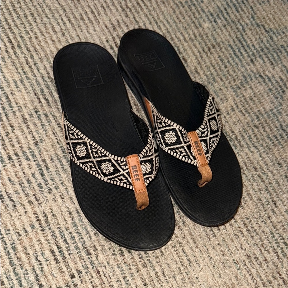 Reef Women's Black and Tan Patterned Sandals